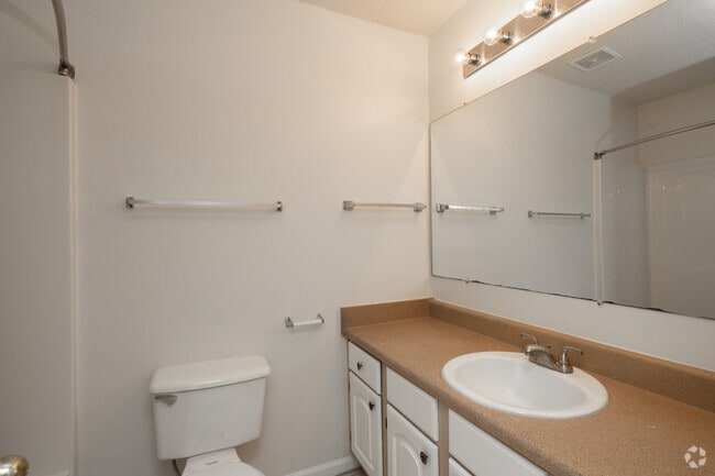 2BR, 2BA - 980SF - Bathroom