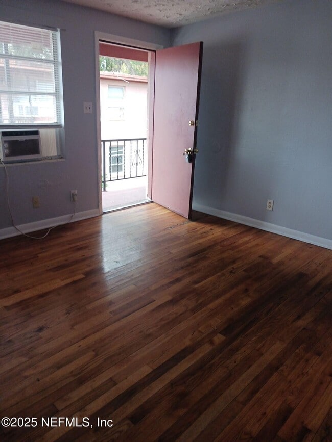 Photo - 1145 W 25th St