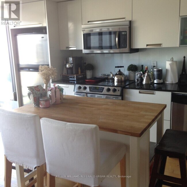 Photo - 33 Charles St E Unit 806