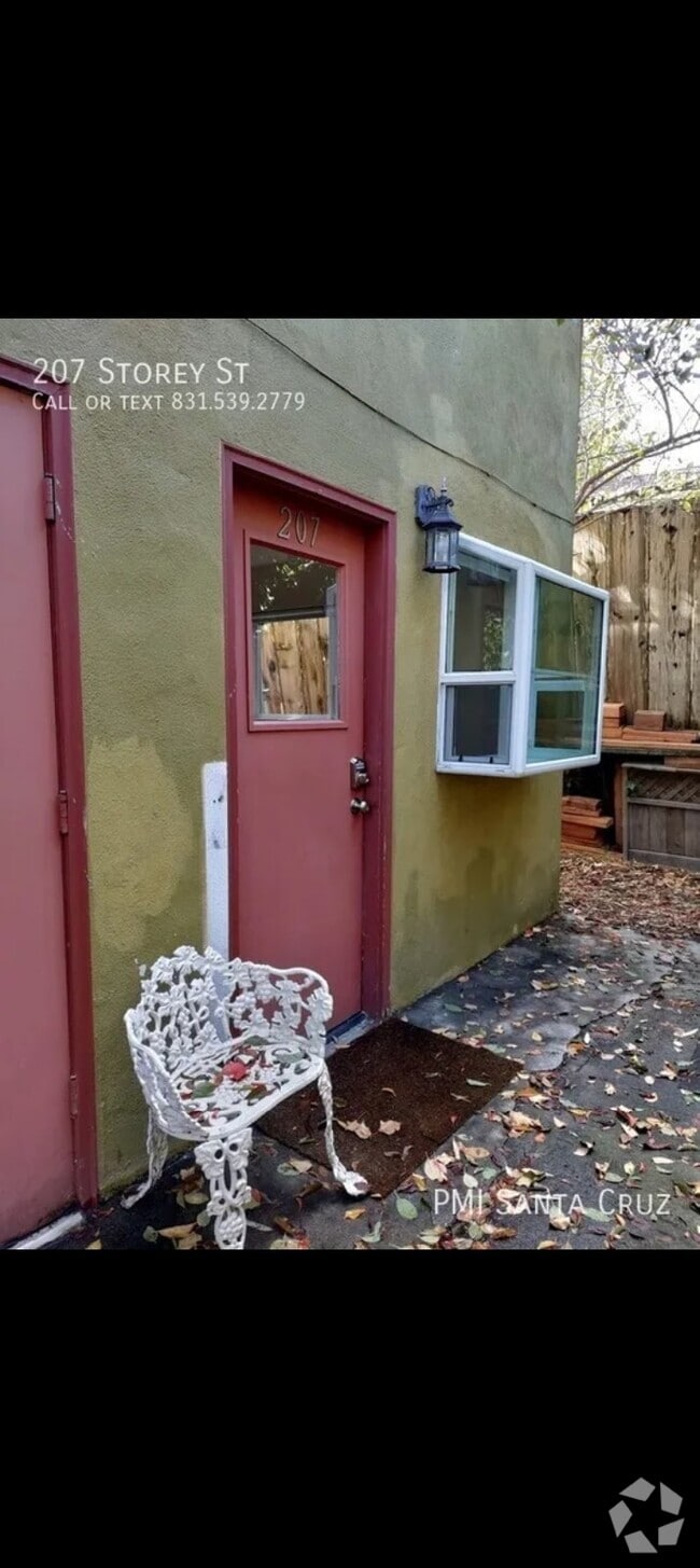 Building Photo - Charming Studio Apartment - West Side