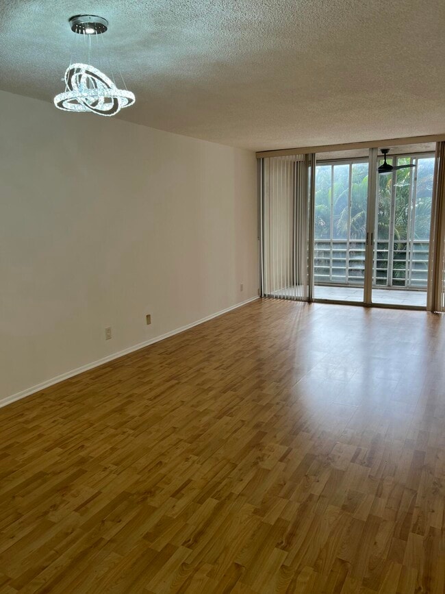 Building Photo - 9470 Live Oak Pl Unit 204