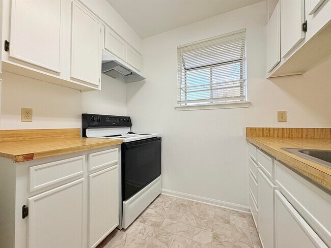 Photo - 1810 Sylvan Ct