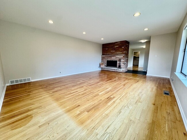Photo - Large Mid-Century Home in Magnolia! AVAILABLE 6/1/2026!