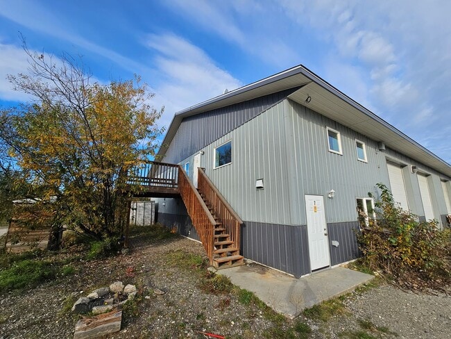 Building Photo - 1050 Deere St Unit 1050 Apartment