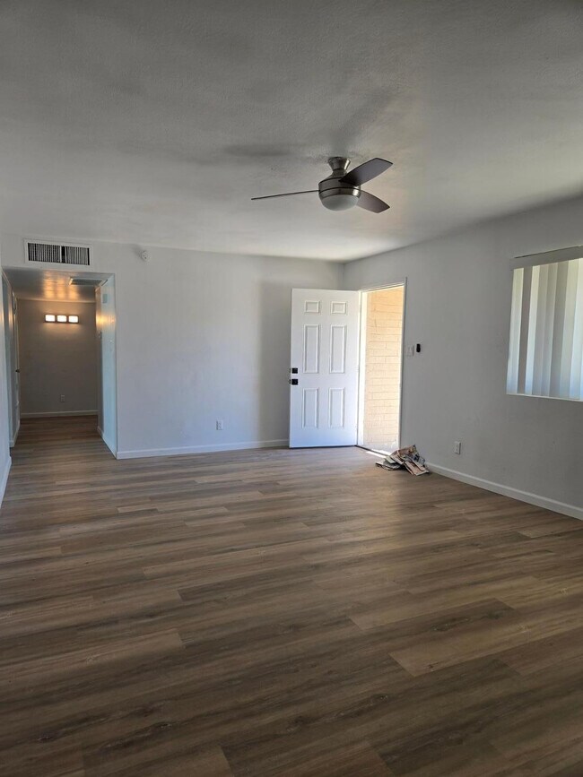 Photo - 620 E Broadway Ln