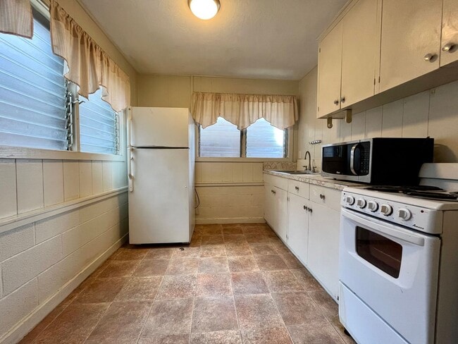 Photo - Pearl City - 2BR, 1BA House on Duplex Lot w/ 2 Parking Garage