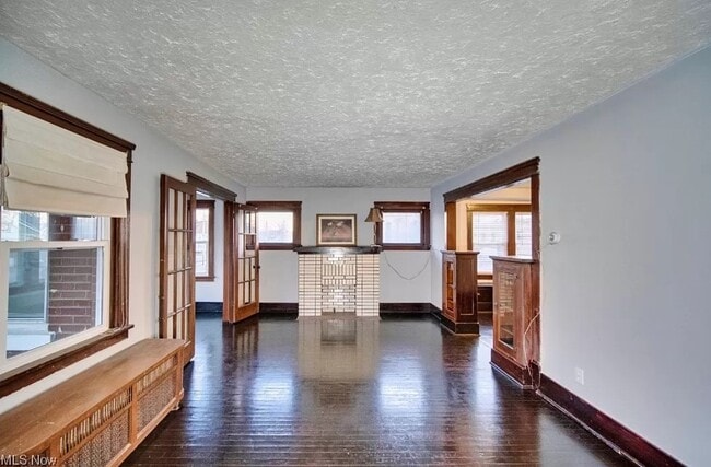 2402 Elyria Ave Unit upper