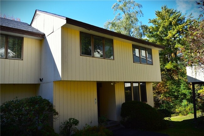 Building Photo - 132 Pines Dr