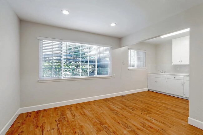Building Photo - 833 Maryann Dr Unit APT 2
