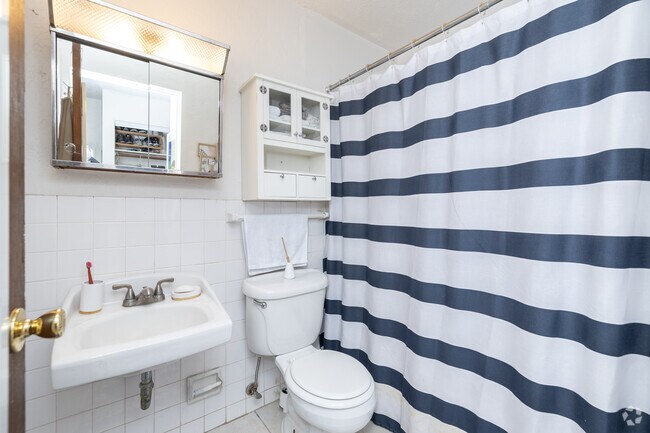 1BR, 1BA - 600SF - Bathroom