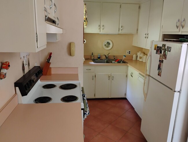 Building Photo - Spacious Furnished 3-4 Bedroom Home Near Dartmouth