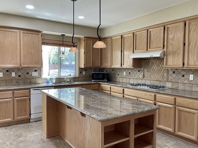 Photo - 9772 Ellsmere Way