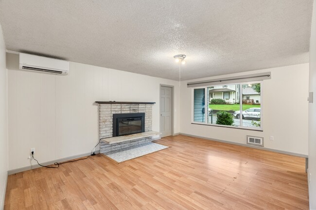 Photo - 744 W Marcy Ave