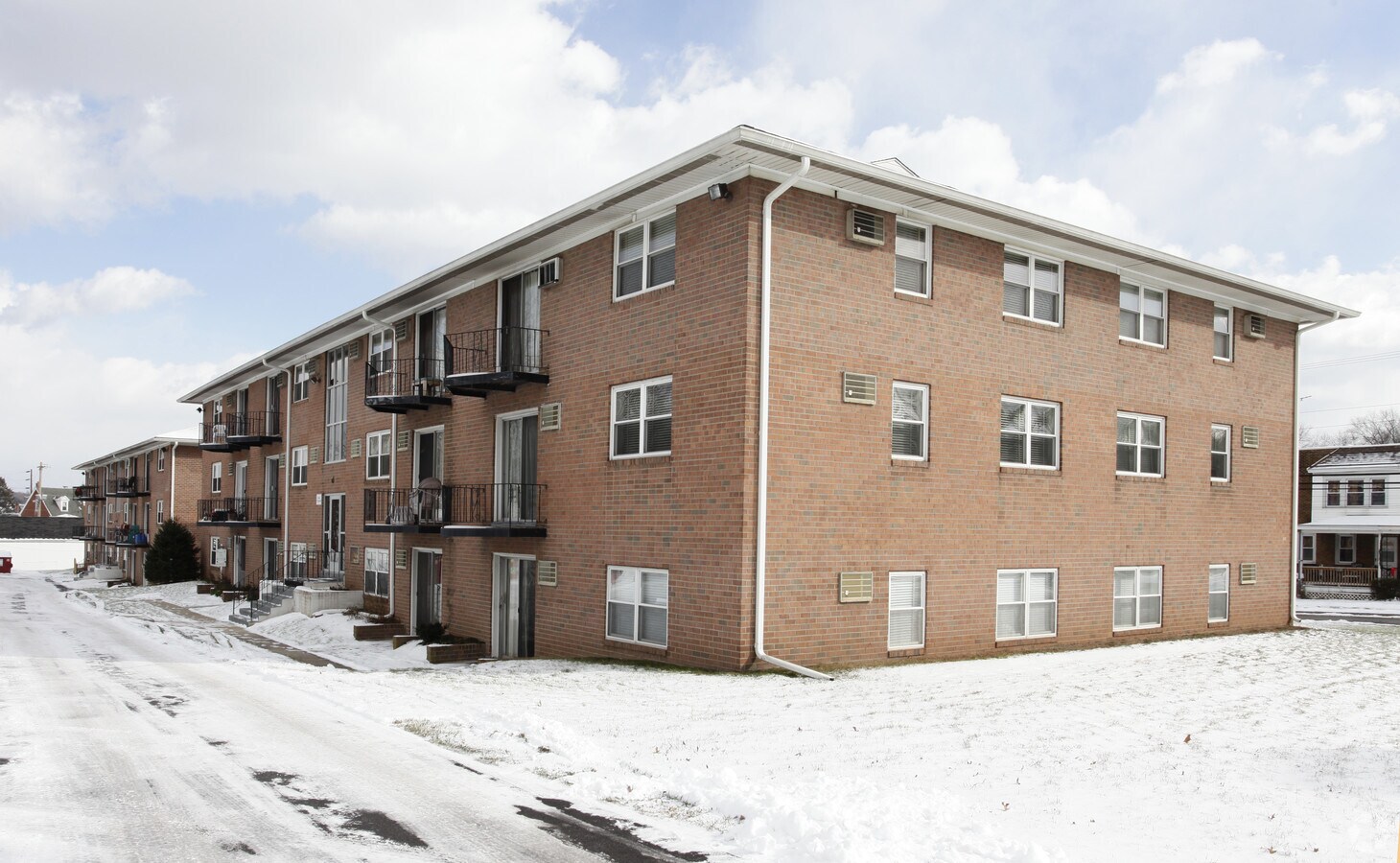 Sherman Courts - Sherman Courts Apartments