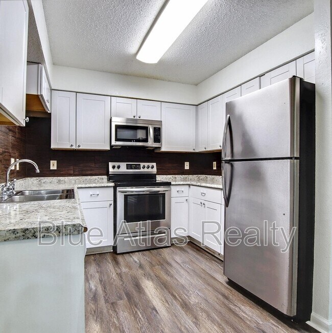 Photo - 916 Hilltop Dr