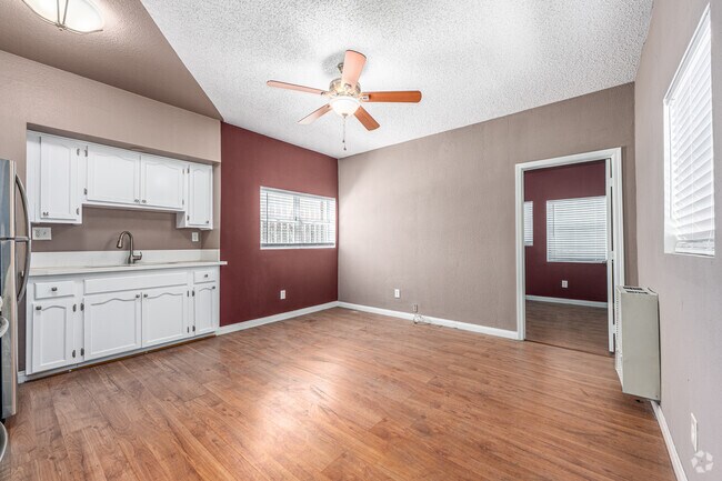 2BR, 2BA - 600SF - Living Room