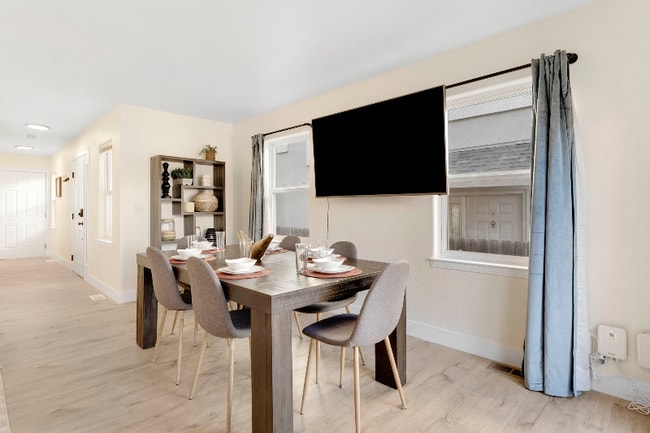 Photo - 5316 Stuart St