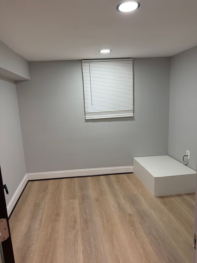 3106 Sequoia Ave Unidad BB W/Bath AVAILABLE $700 BB