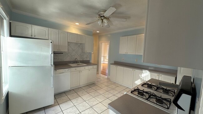 Building Photo - 18 Bigelow St Unit 3