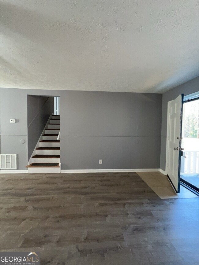 Photo - 1682 Charmeth Rd