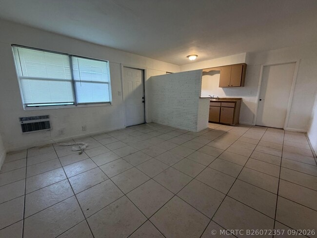 Building Photo - 711 NW 4th Ave Unit 2