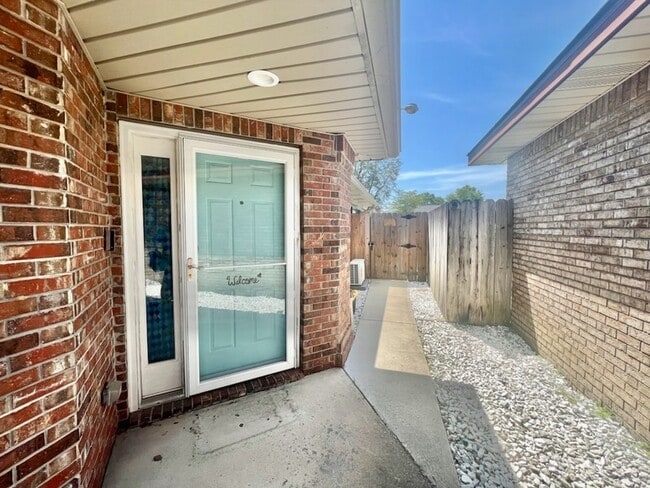 Photo - 520 Springwood Way