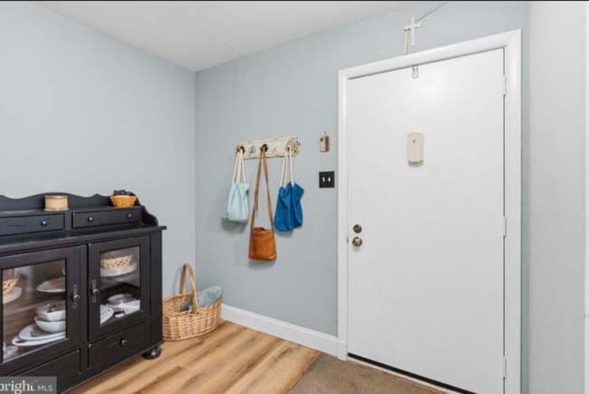 Photo - 146 Larchwood Ct