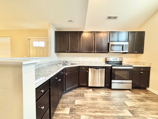 Photo - 3 Bedroom End Unit in Robyn's Glen !