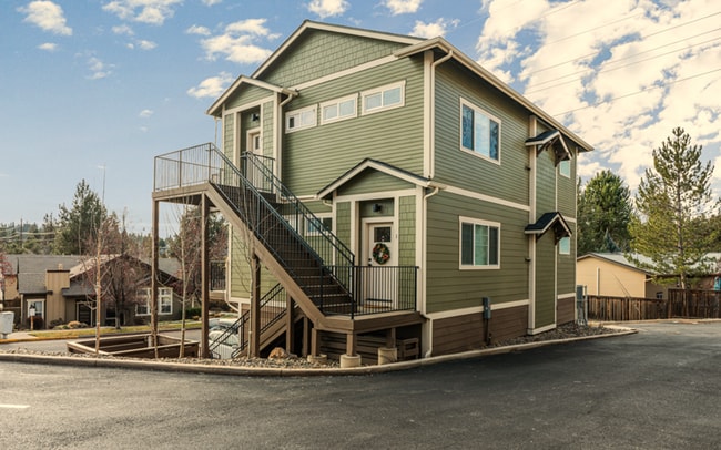 Building Photo - 2 Bed/1 Bath Duplex Apartment with Two Car... Unit 2