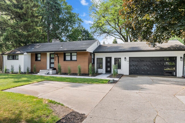 Building Photo - 1528 E Maple Rd Rental