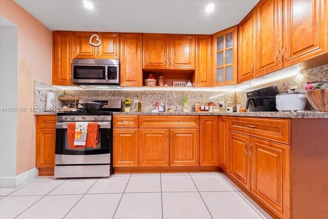 Photo - 317 W 36th St