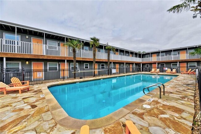 Photo - 2401 Manor Rd Unit 102