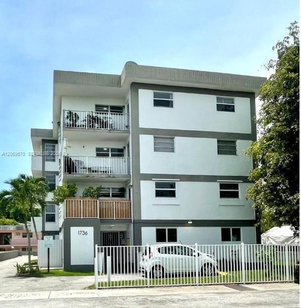 Building Photo - 1736 SW 19th St Unit 404