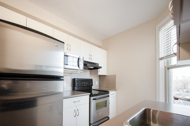 1BDR - Kitchen - 370 Stradbrook Apartment
