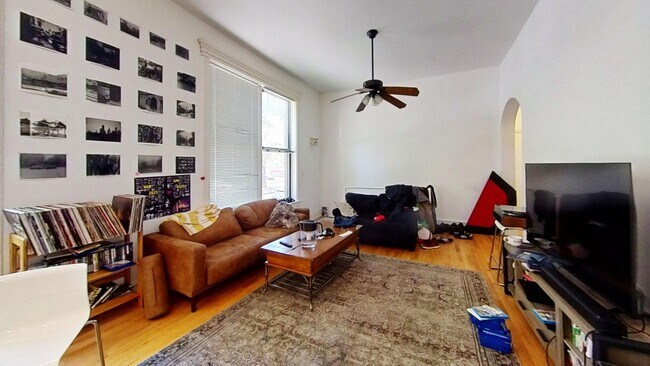 Duplexed Lakeview Three Bedroom Two Bath - Duplexed Lakeview Three Bedroom Two Bath Apartment Unit 2919 1