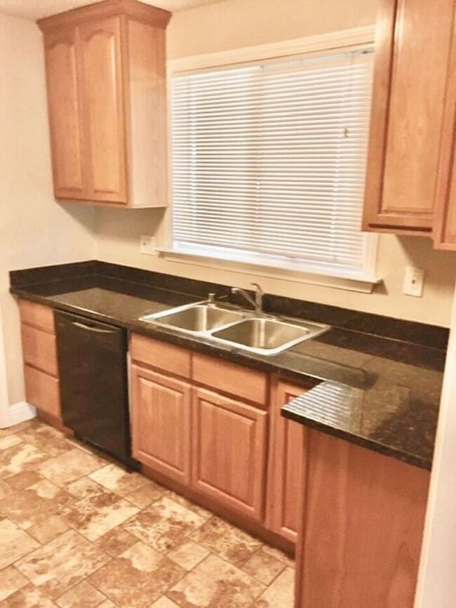 Photo - 2 Bed, 1 Bath Duplex Unit with Garage in P...