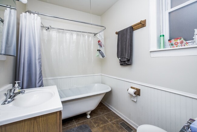 Photo - Spacious 1bedroom/1bath unit in Bucktown! Central Air, Dishwasher, FREE Laundry! Near Metra! Unit 1F