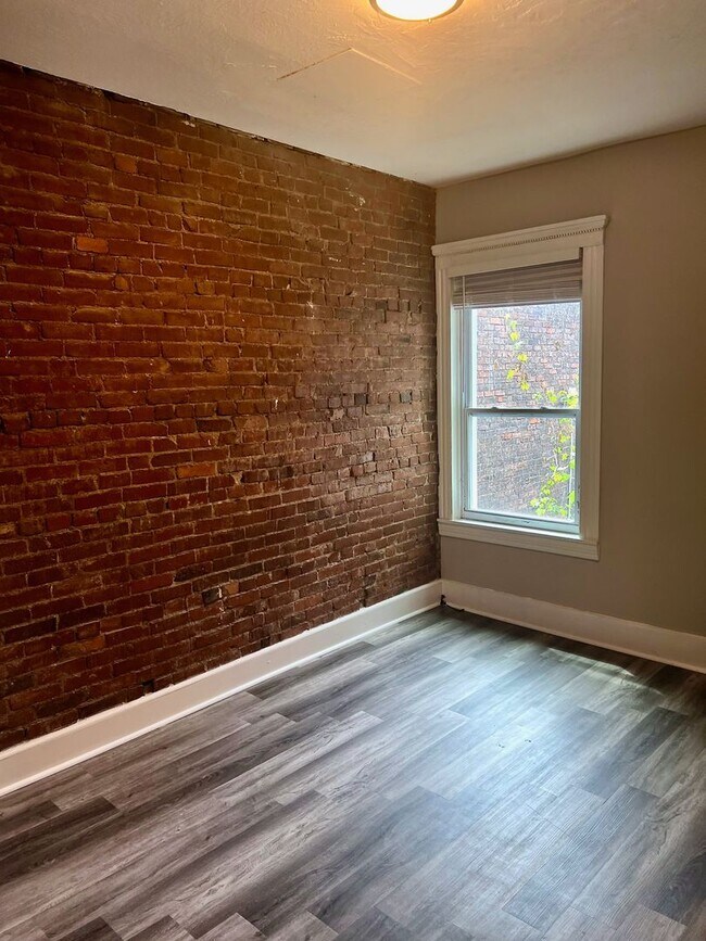 Photo - *** Apartment in South Oakland * Spacious & Renovated * Pet Friendly * Walk to Pitt * Exposed Bri... Unidad 2