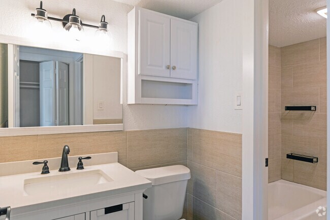 2BR, 2BT - 867SF -Bath