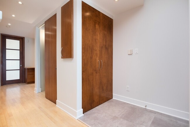 Entrance - 115 Rue Saint-Augustin Unit Condo
