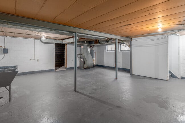 Town Home - 3BD, 1.5BA - 1,168SF - Basement
