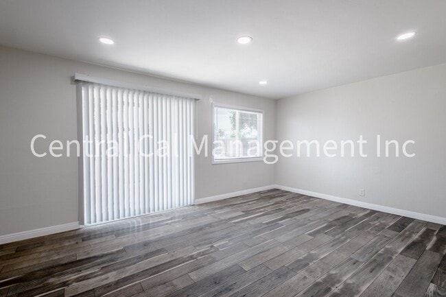 Photo - 10421 Glenn St