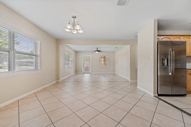 Photo - 585 N Wayman St