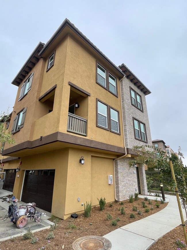 Building Photo - 3 Bed 3 Bath Townhouse in San Marcos - Brand New