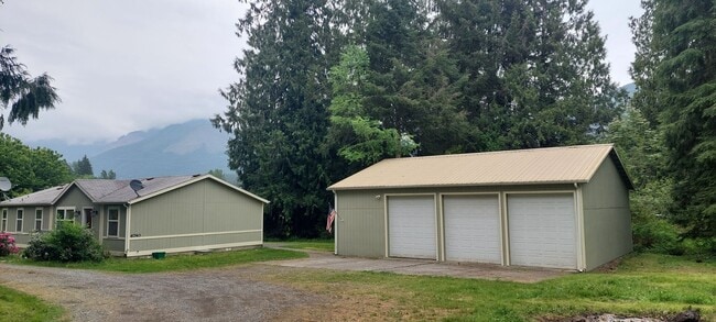 Three Bedroom Home w/ Three Bay Garage in Deming! - Three Bedroom Home w/ Three Bay Garage in Deming!