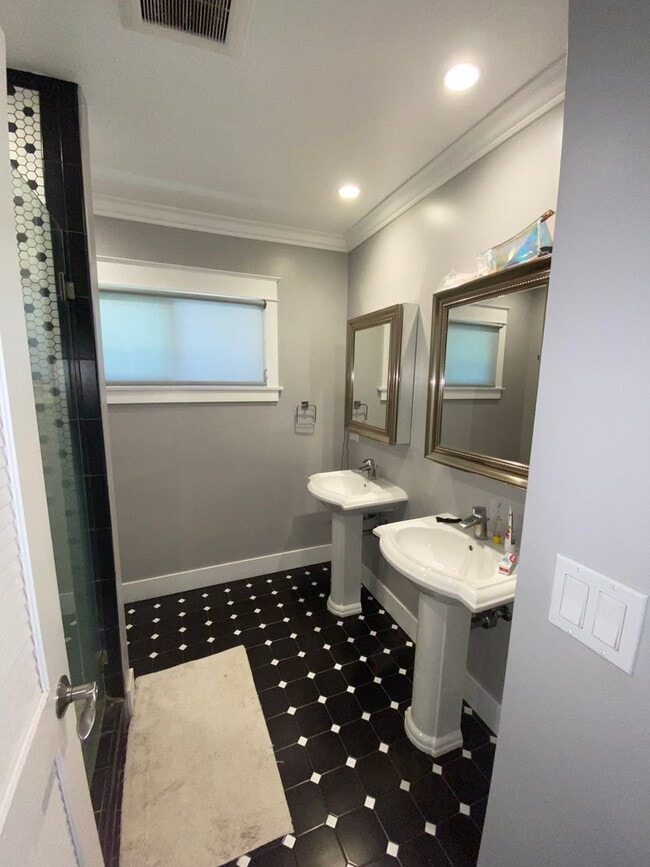 Building Photo - 524avef Unit A
