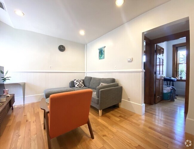 Building Photo - 9 Revere St Unit 8 Rental