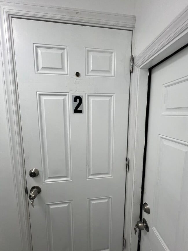 Building Photo - 22 1/2 Seward Ave Unit 2nd Floor