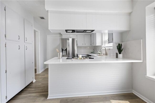 Photo - 303 Runnymeade Cir