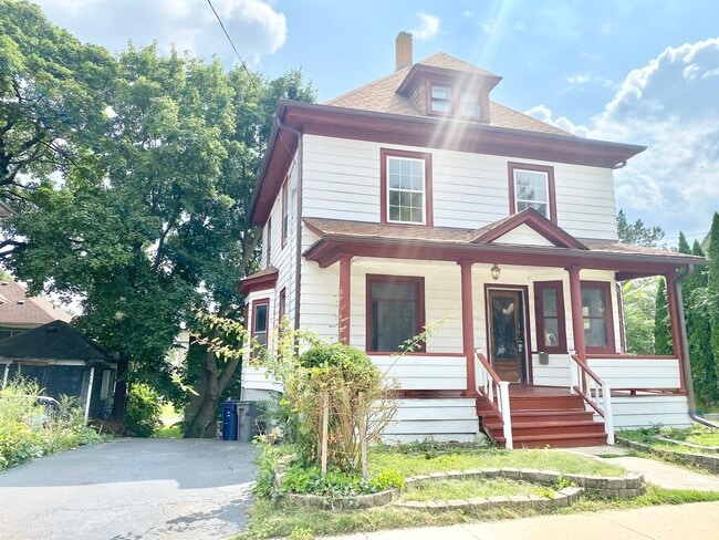 Building Photo - 481 Division St